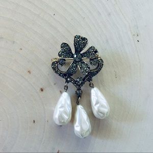 o r n a t e • Brooch